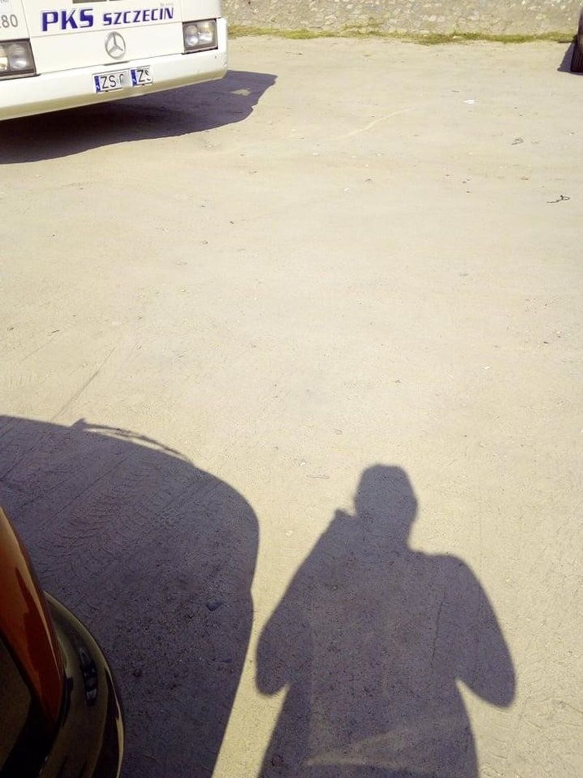 Kierowca autobusu cofał i uderzył w auto osobowe Kierowca autobusu cofał i uderzył w auto osobowe