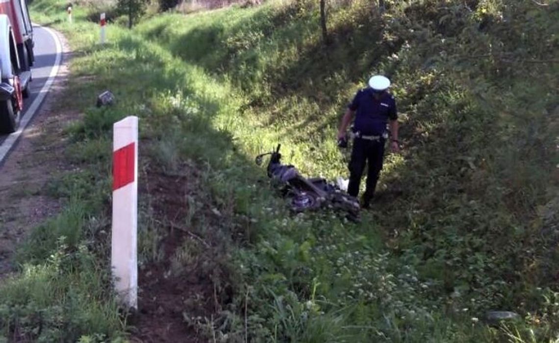 Kierowca był tak pijany, że policja wyciągała go z rowu Kierowca był tak pijany, że policja wyciągała go z rowu