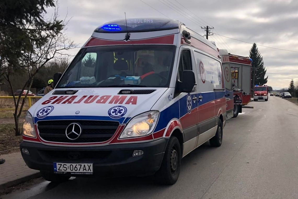 Kierowca forda uderzył w volkswagena. Ranna została kobieta Kierowca forda uderzył w volkswagena. Ranna została kobieta