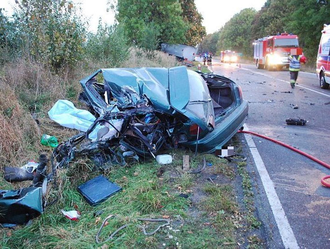 Kierowca zginął podczas zderzenia osobówki z cysterną Kierowca zginął podczas zderzenia osobówki z cysterną
