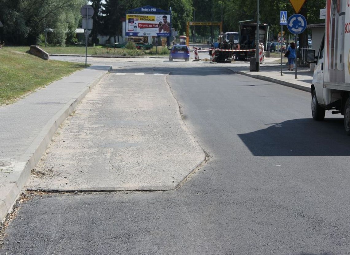 Kierowcy przeklinają wertepy na drodze Kierowcy przeklinają wertepy na drodze