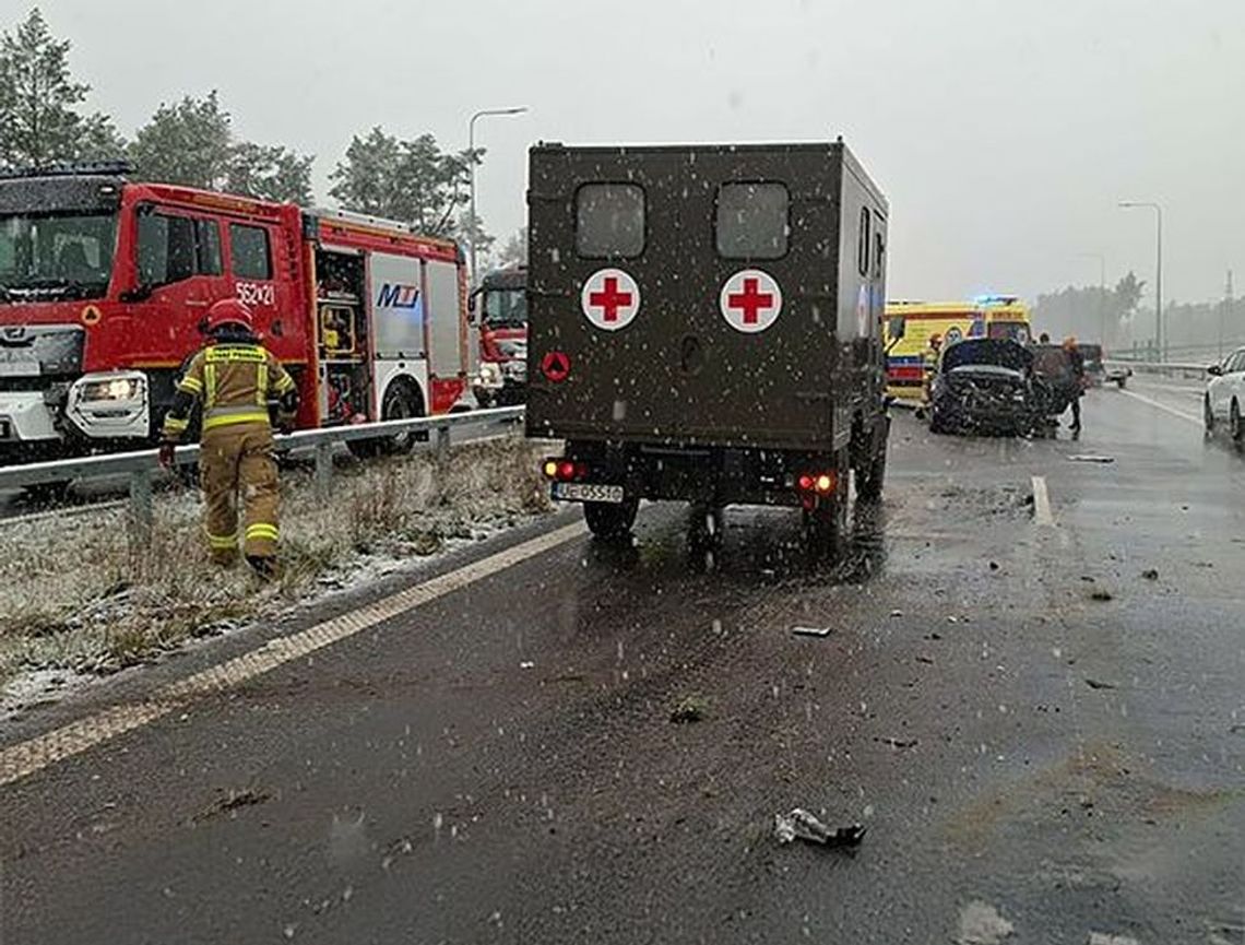 Kierująca seatem uderzyła w barierki. Trudne warunki na drodze Kierująca seatem uderzyła w barierki. Trudne warunki na drodze
