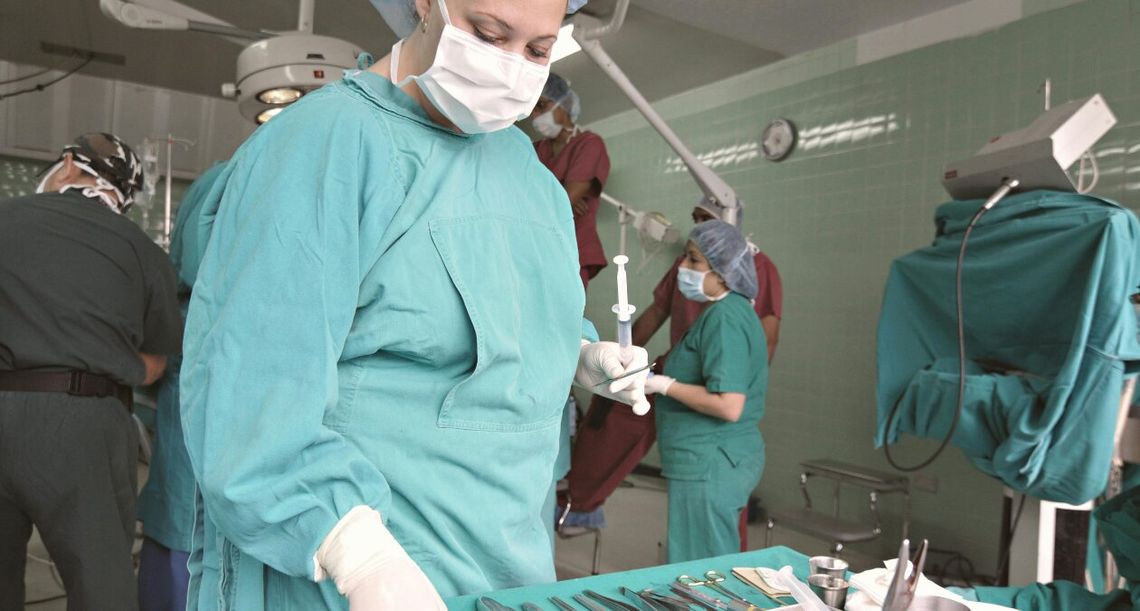 Miliony z NFZ za minuty pracy: Lekarze pod lupą CBA i prokuratury. Szpitale z karami Miliony z NFZ za minuty pracy: Lekarze pod lupą CBA i prokuratury. Szpitale z karami