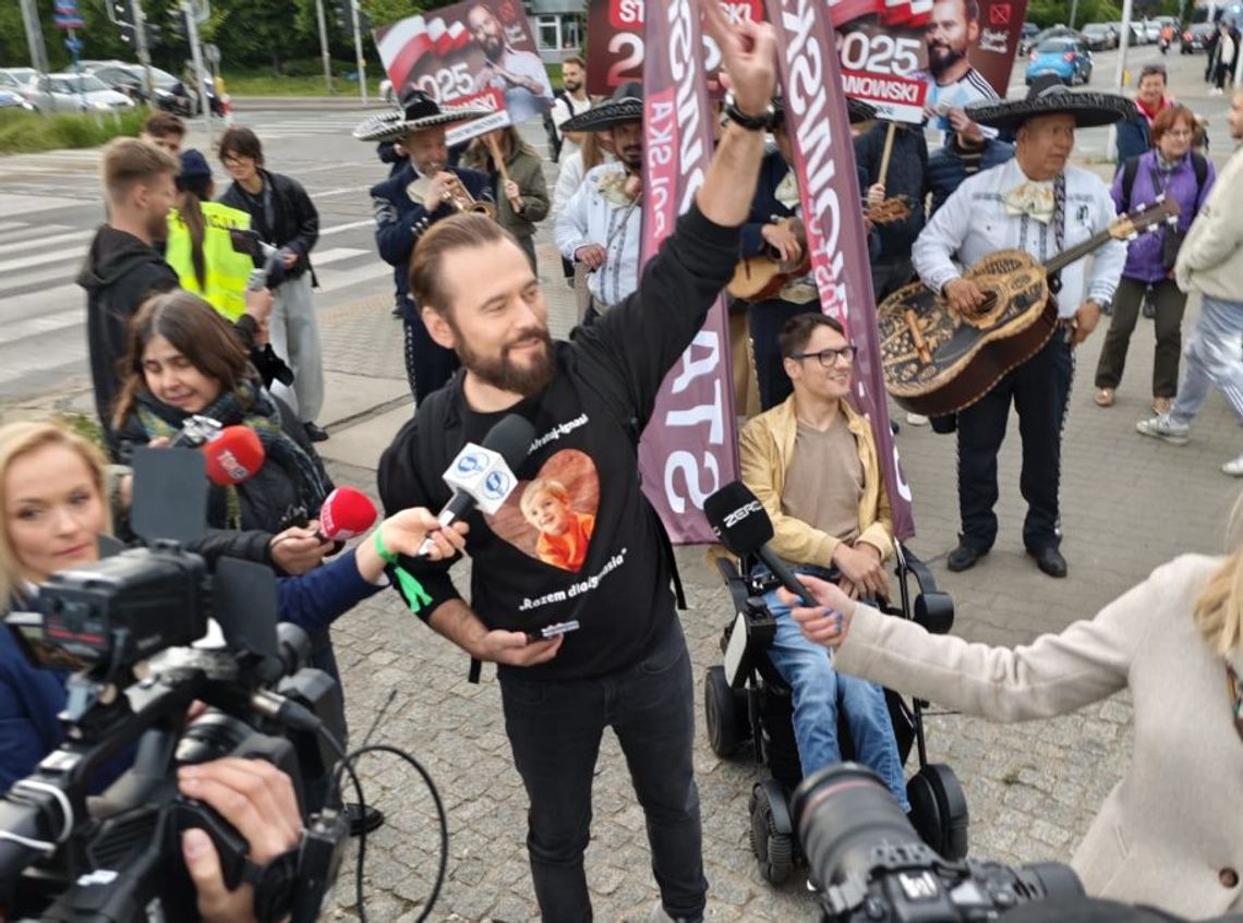 Kim jest Ignacy z bluzy kandydata na prezydenta? Zebrał kilka milionów złotych