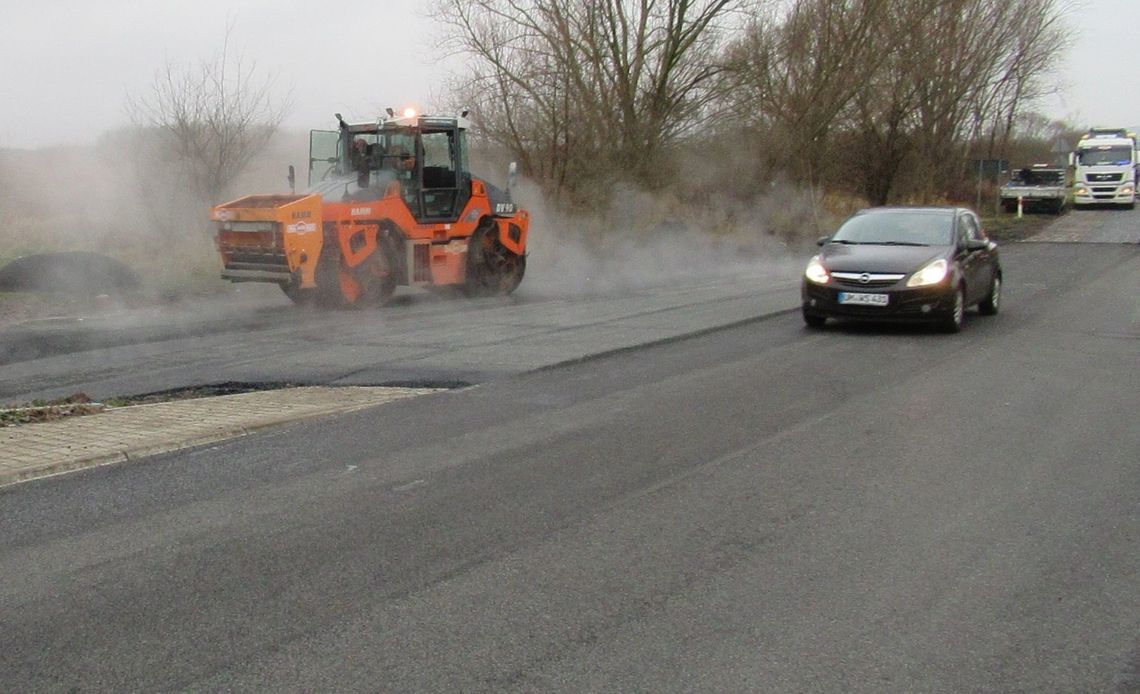 Kładą asfalt na Międzyodrzu Kładą asfalt na Międzyodrzu