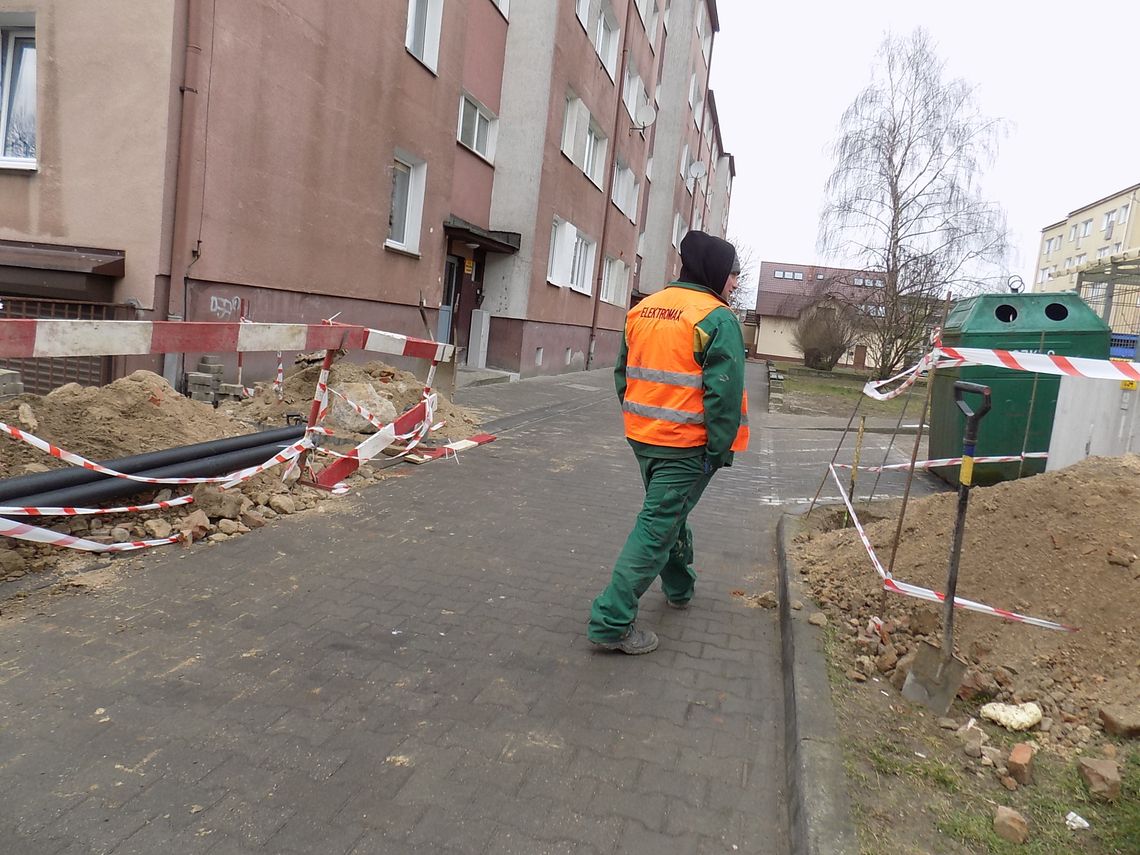 Kładą rury i ciągną kable