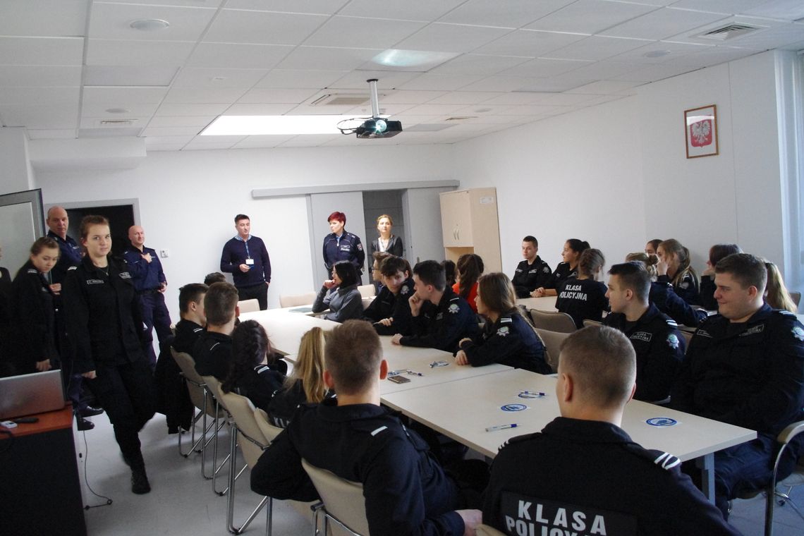 Klasa policyjna na spotkaniu w komendzie