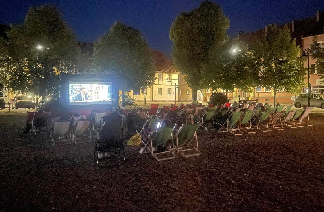 Klub seniora zaprosił mieszkańców do kina pod chmurką