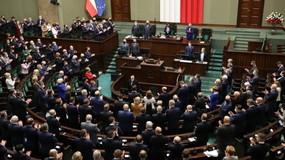 KO wygrywa z PiS o 10 pkt procentowych. Sprawdź, dlaczego koalicja i tak straciłaby władzę