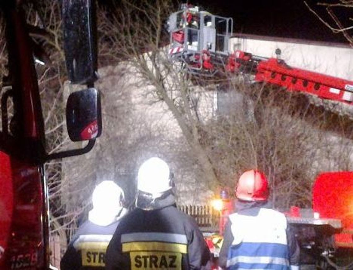 Kobieta utknęła między stropowymi belkami