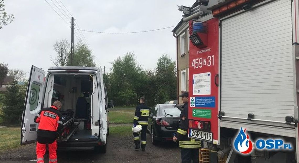 Kobieta za zamkniętymi drzwiami wzywała pomocy Kobieta za zamkniętymi drzwiami wzywała pomocy