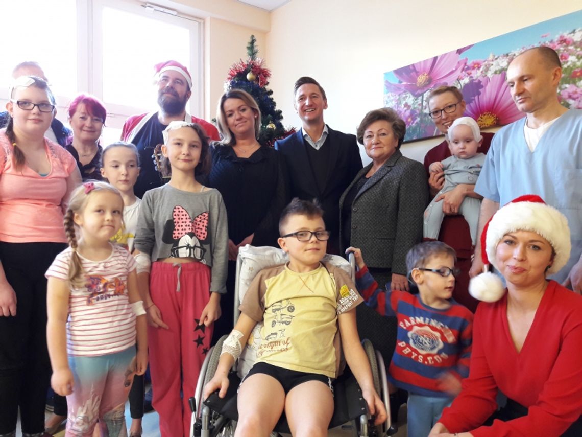 Kolędnicy odwiedzili szpital. Przy wspólnym śpiewaniu kolęd zapomnieli o chorobie Kolędnicy odwiedzili szpital. Przy wspólnym śpiewaniu kolęd zapomnieli o chorobie