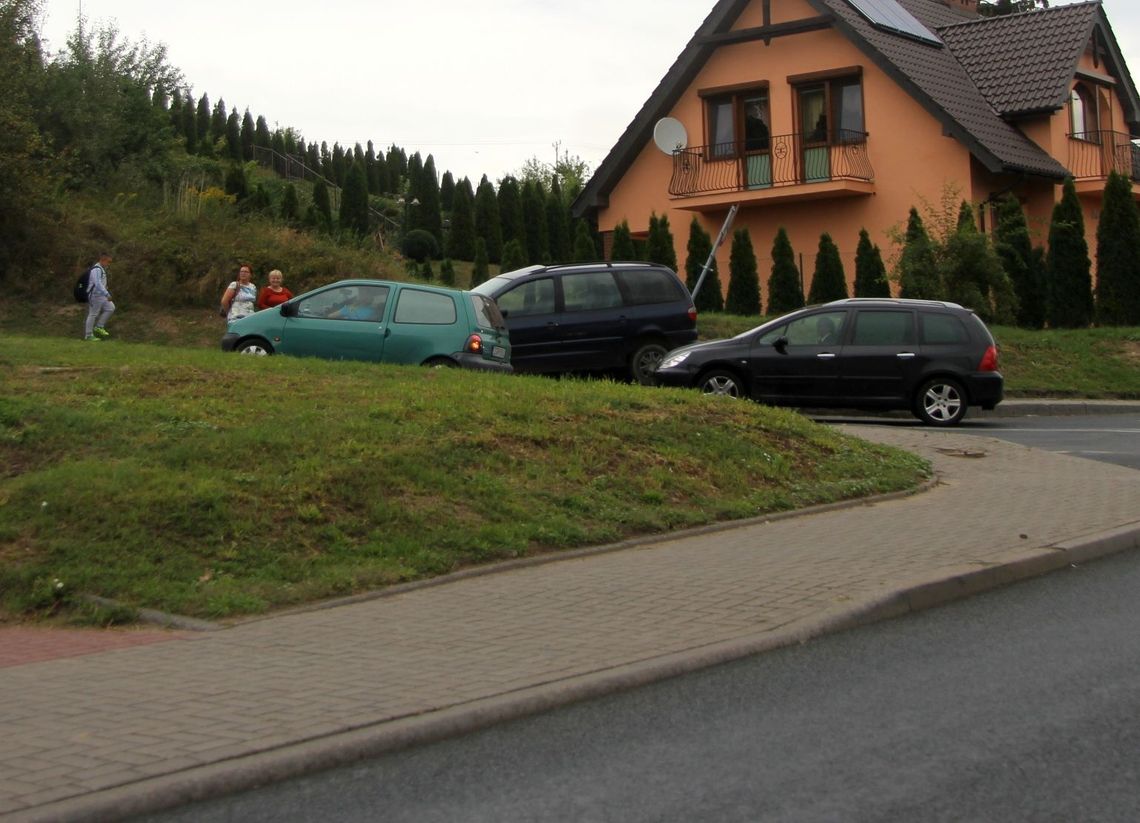 Kolizja na wjeździe do szkoły