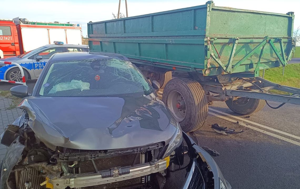 Kolizja samochodu osobowego z ciągnikiem rolniczym. Zderzenie 2 aut w Gryfinie Kolizja samochodu osobowego z ciągnikiem rolniczym. Zderzenie 2 aut w Gryfinie