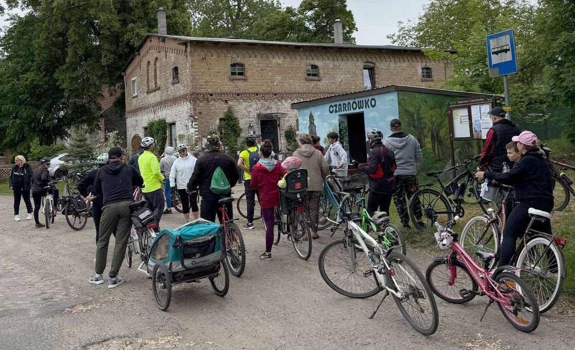 Kolorowa przygoda na dwóch kółkach: relacja z Familiady rowerowej "Szlakiem kolorowych przystanków"