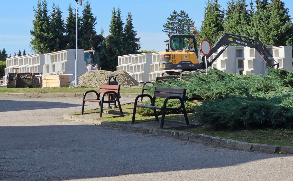Kolumbarium budują blisko wjazdu na cmentarz. W powiecie gryfińskim to już drugie takie Kolumbarium budują blisko wjazdu na cmentarz. W powiecie gryfińskim to już drugie takie