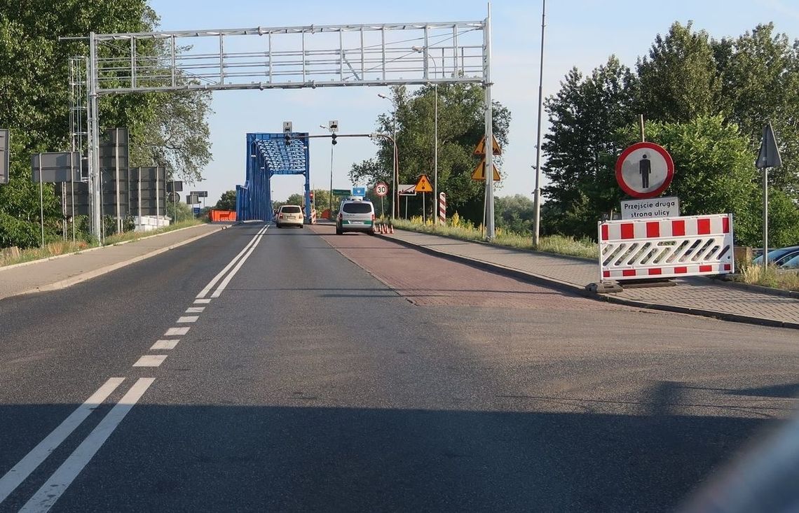 Kombajn zablokował przejazd przez most