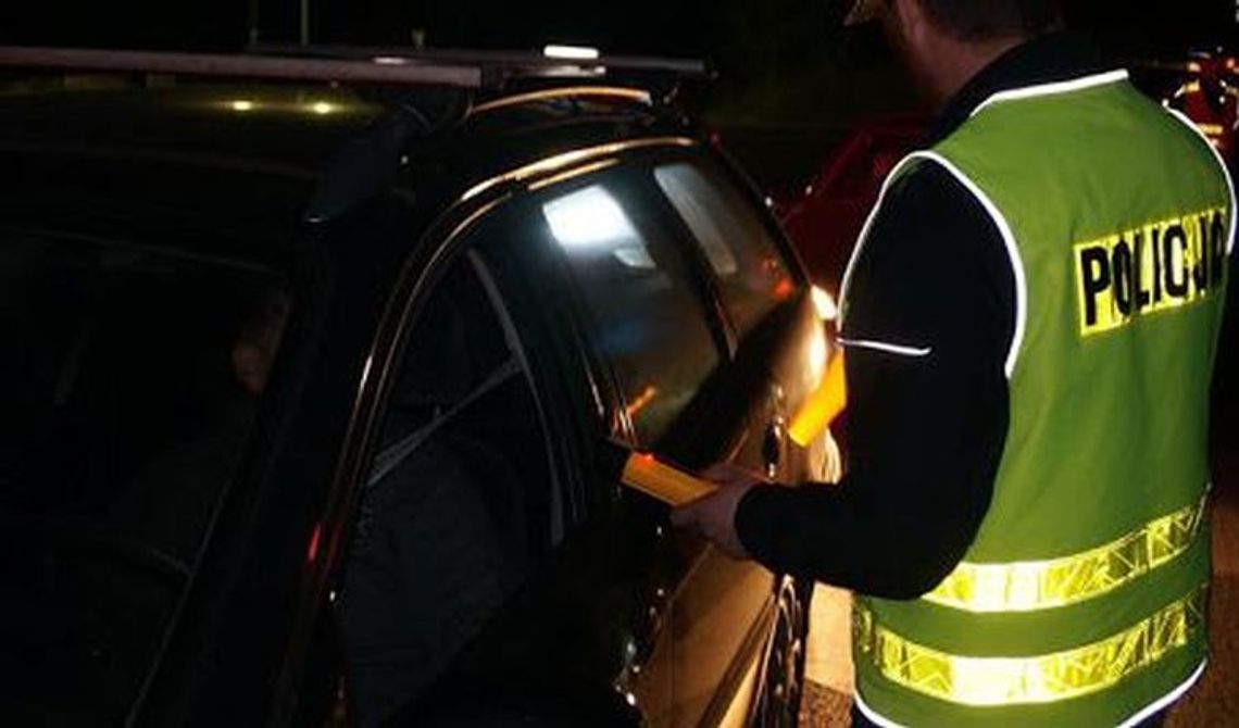 Kompletnie pijana jeździła autem. Gdy wysiadła, ledwo trzymała się na nogach Kompletnie pijana jeździła autem. Gdy wysiadła, ledwo trzymała się na nogach