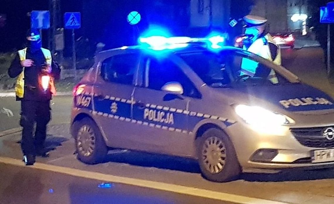 Kompletnie pijany przemierzał nocą miasto Kompletnie pijany przemierzał nocą miasto