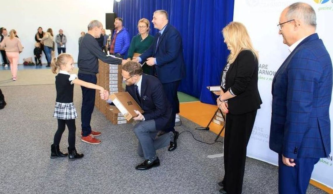 Komputery otrzymały dzieci byłych pracowników PGR