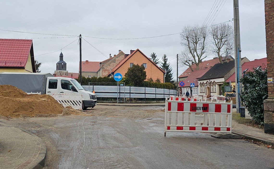 Komunikacyjny paraliż w Moryniu. Kierowcy w pułapce średniowiecznego układu ulic Komunikacyjny paraliż w Moryniu. Kierowcy w pułapce średniowiecznego układu ulic