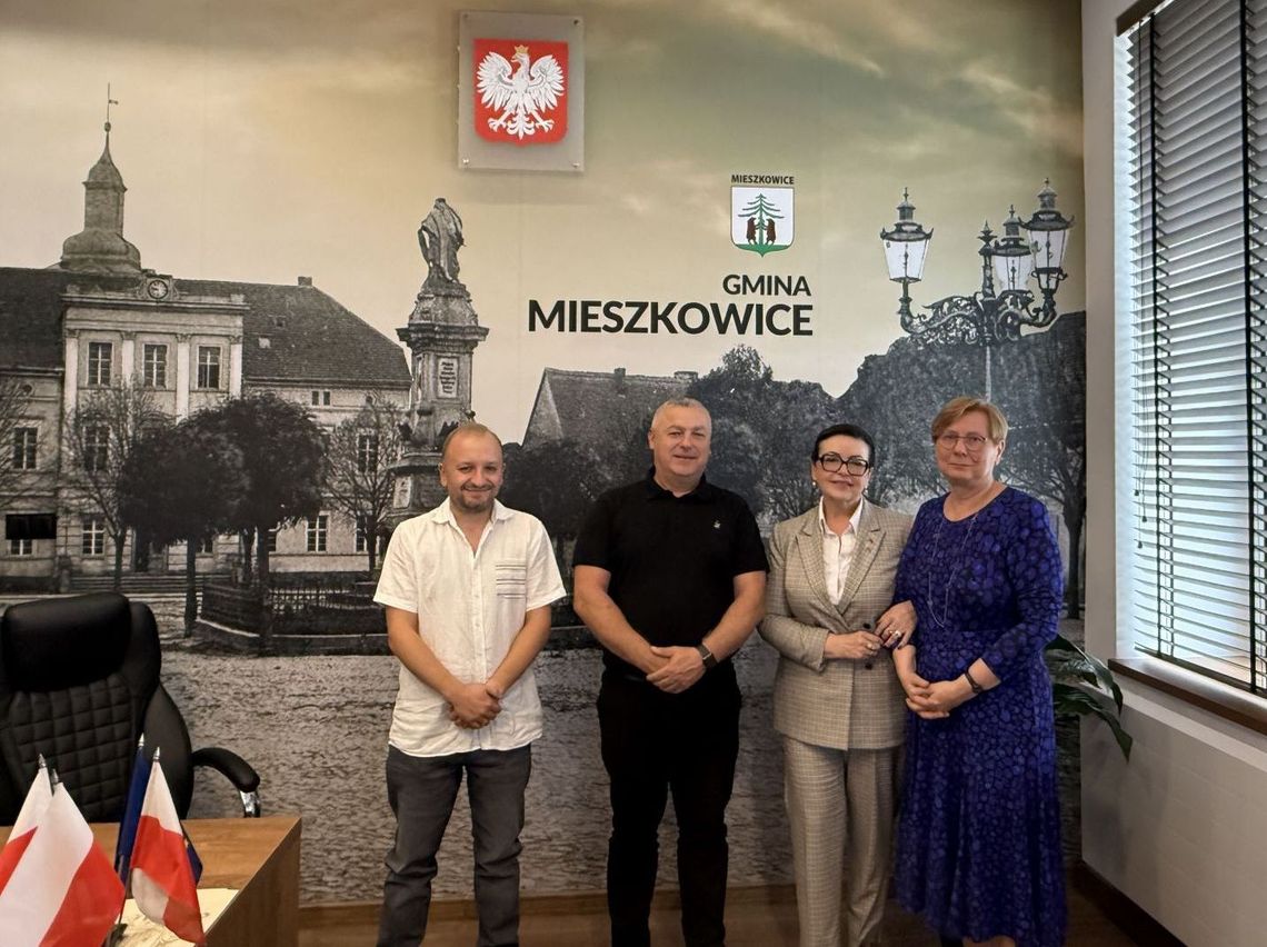 Kontrowersyjna fototapeta w gabinecie burmistrza. Radny powiatowy apeluje o zmianę symboliki