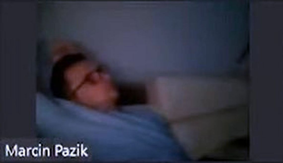 Kontrowersyjne zachowanie zwolennika burmistrza. Radny Marcin Pazik podczas sesji... Kontrowersyjne zachowanie zwolennika burmistrza. Radny Marcin Pazik podczas sesji...