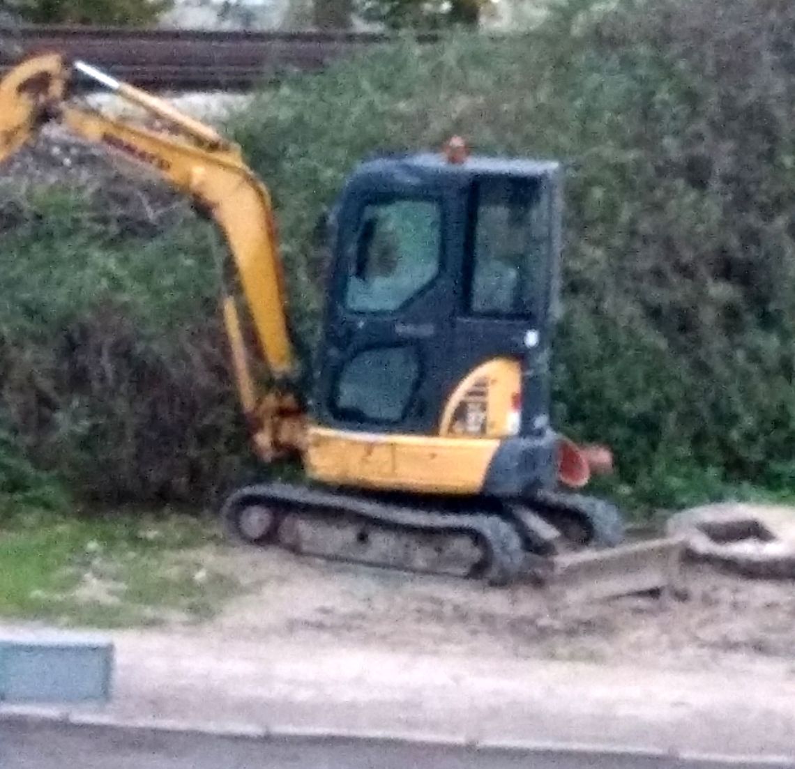 Koparkę obrzucili kamieniami 