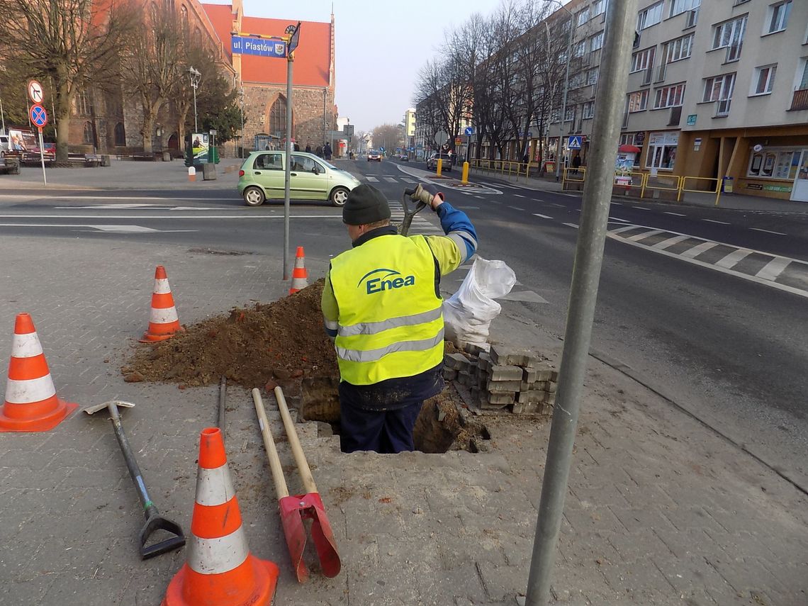 Kopią dół pod latarnię