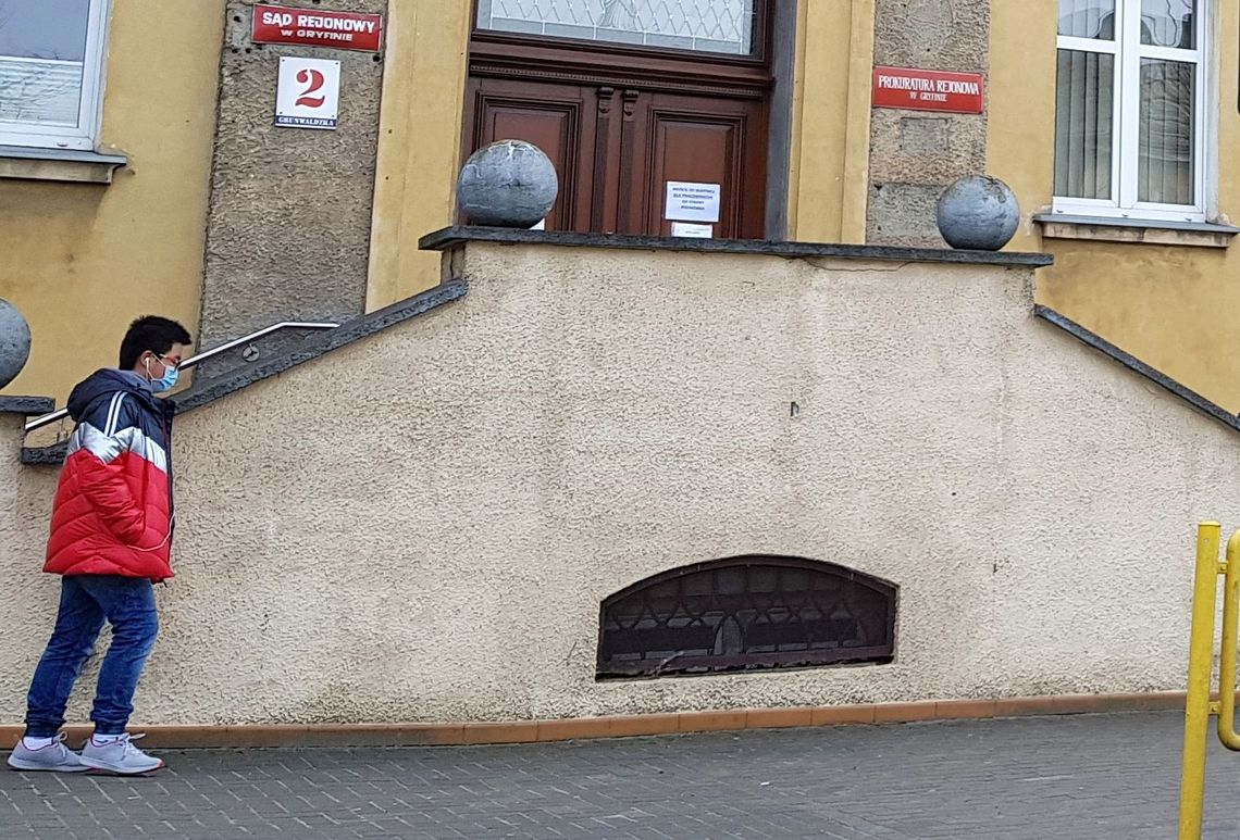 Koronawirus: Ludzie w maseczkach chodzą po mieście Koronawirus: Ludzie w maseczkach chodzą po mieście