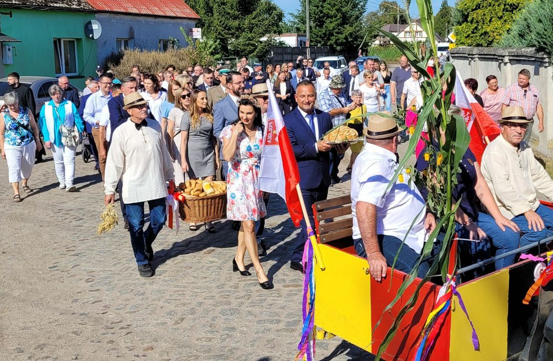 Korowód dożynkowy przeszedł z kościoła na plac przy remizie [WIDEO, FOTO]