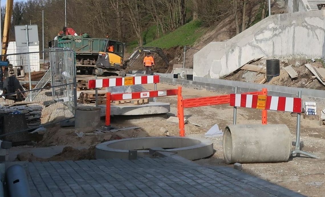 Kości zmarłych w ziemi z ulicy Kolejowej? [FOTO, WIDEO]