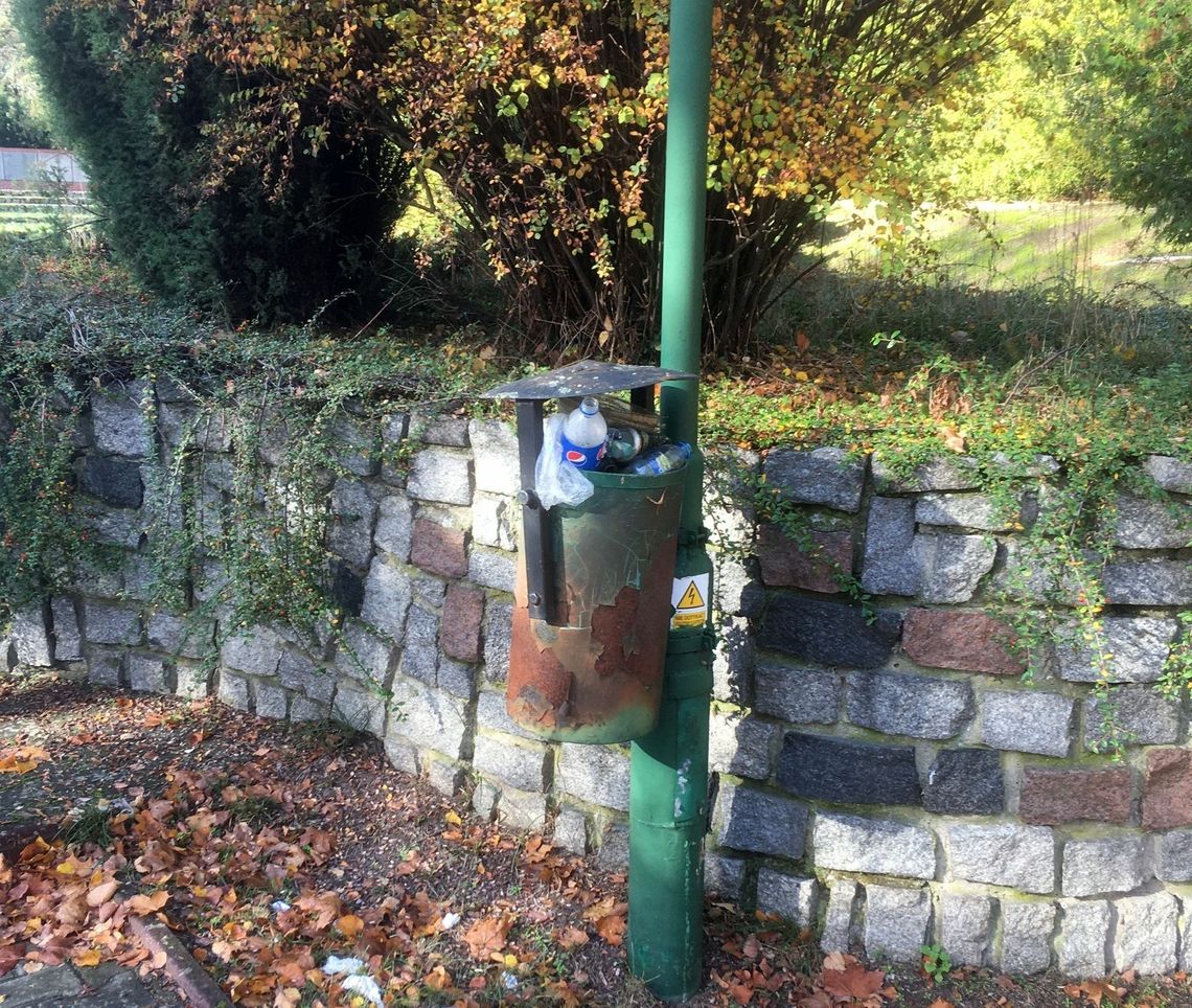 Kosze na cmentarzu są przepełnione i zardzewiałe - skarży się czytelnik Kosze na cmentarzu są przepełnione i zardzewiałe - skarży się czytelnik
