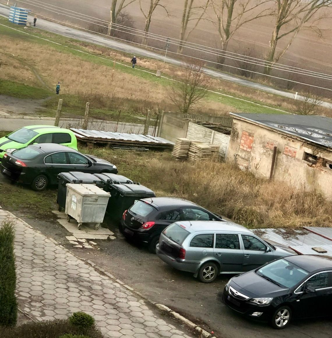 Kosze wcisnęli centymetry od samochodów - skarży się czytelnik Kosze wcisnęli centymetry od samochodów - skarży się czytelnik