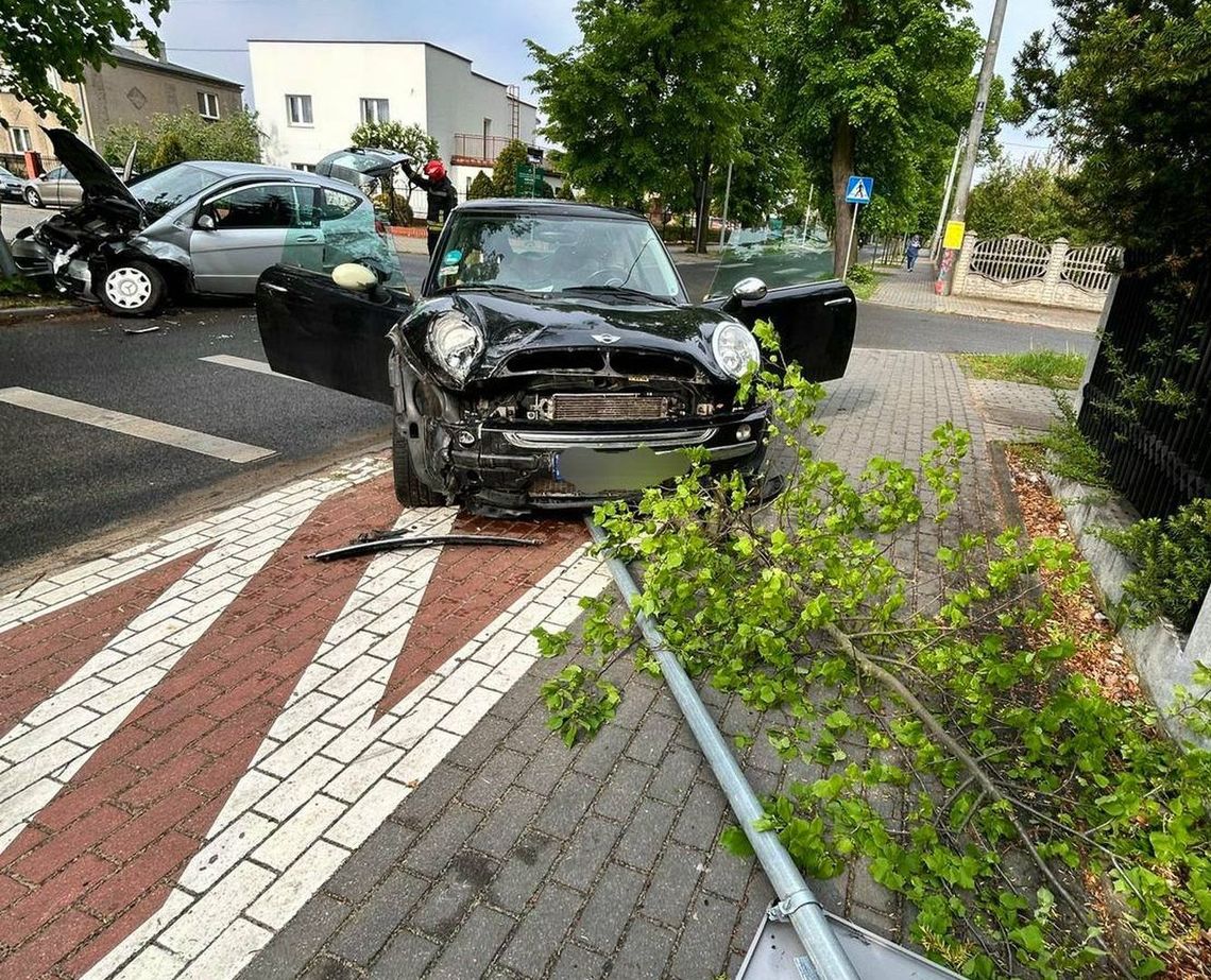 Koszmarny wypadek dwóch aut osobowych i ranna jedna osoba. Przyczyny i skutki zdarzenia