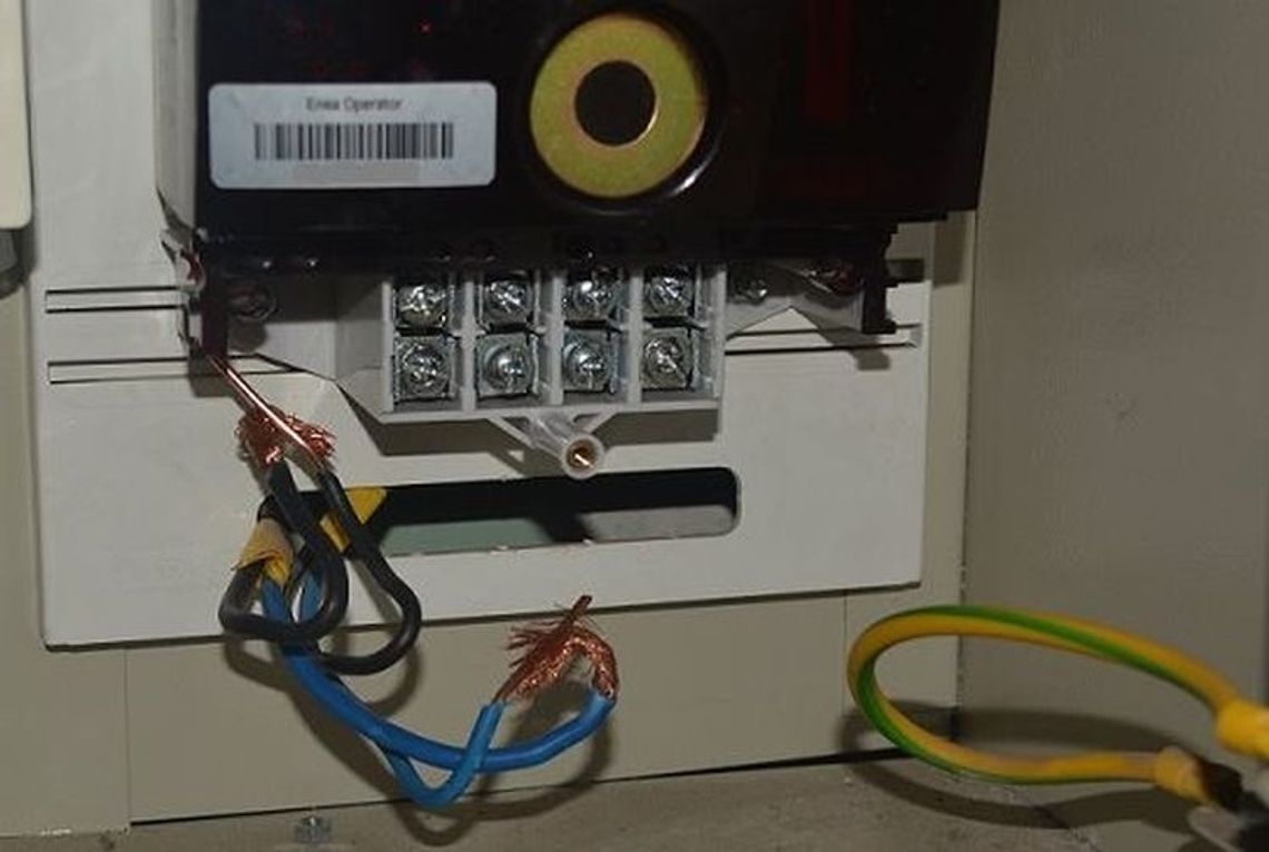 Kradł prąd, robiąc obejście i stwarzając zagrożenie Kradł prąd, robiąc obejście i stwarzając zagrożenie