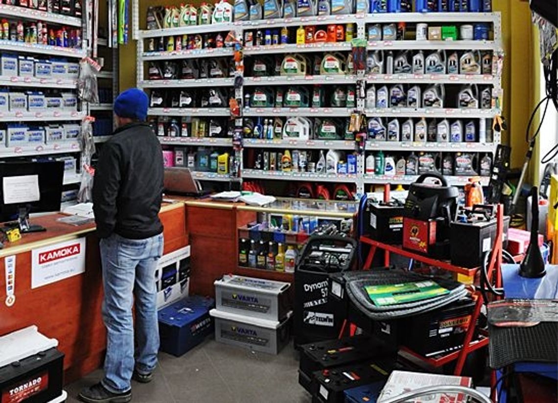 Kradli olej silnikowy z regałów Kradli olej silnikowy z regałów