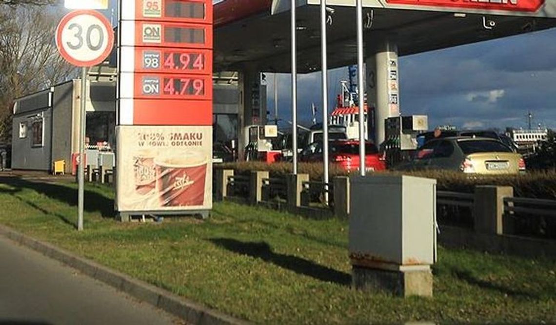 Kradną tablice rejestracyjne samochodów i tankują za darmo na stacjach Kradną tablice rejestracyjne samochodów i tankują za darmo na stacjach