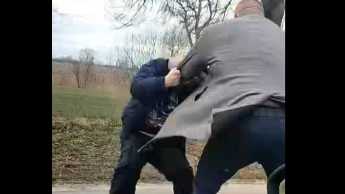 Sołtys wymierzył "sprawiedliwość" innemu kierowcy. Sprawą napaści zajmuje się policja [WIDEO]