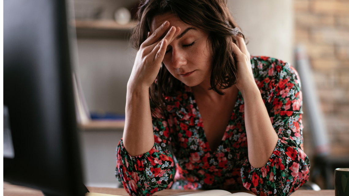 Jak rozpoznać kryzysy psychiczne w pracy? Zdrowie psychiczne pracowników to nie tylko ich problem