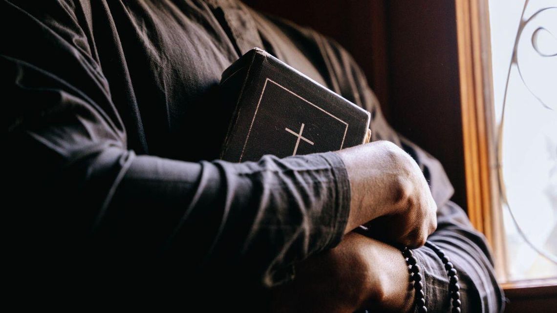 Strach pod sutanną: Księża wybierają cywilne ubrania, by uniknąć ataków Strach pod sutanną: Księża wybierają cywilne ubrania, by uniknąć ataków