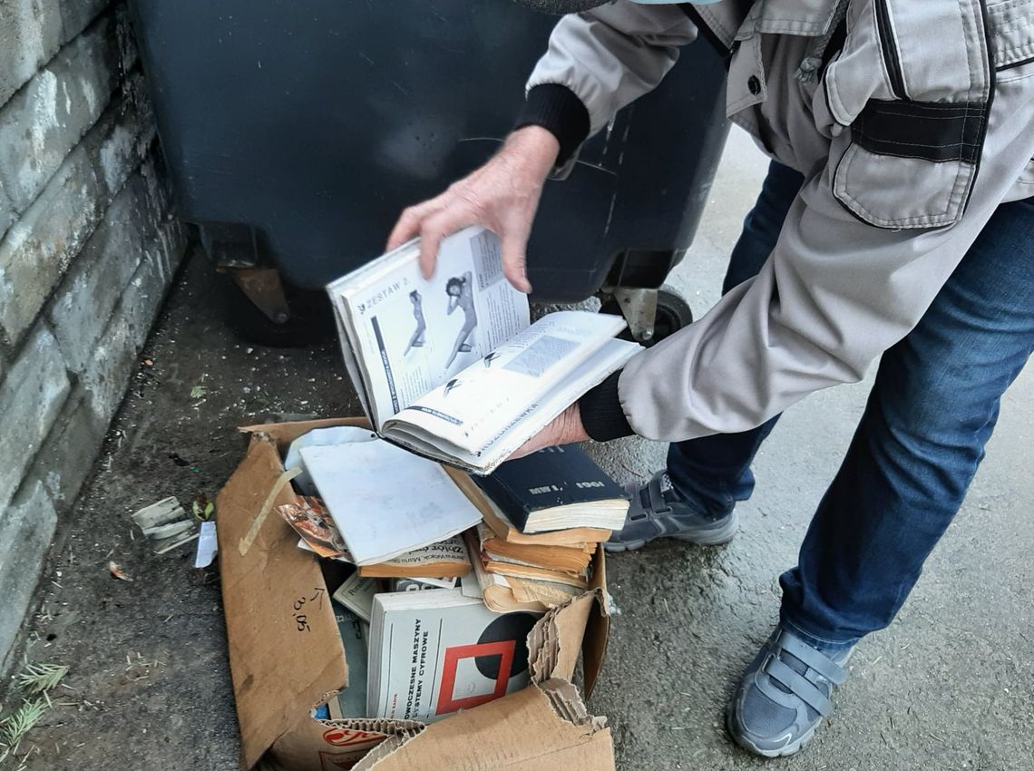 Książki wyrzucone na śmietnik Książki wyrzucone na śmietnik