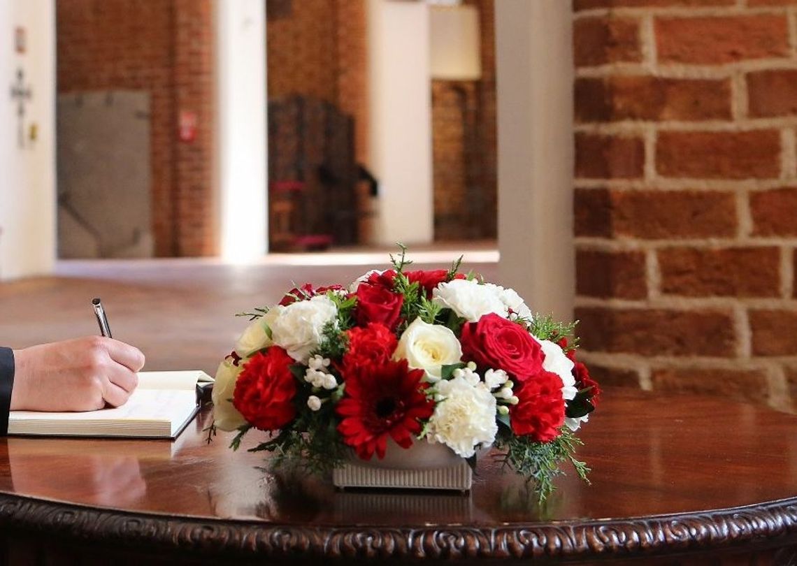 Księga kondolencyjna po śmierci wicepremiera Longina Komołowskiego Księga kondolencyjna po śmierci wicepremiera Longina Komołowskiego