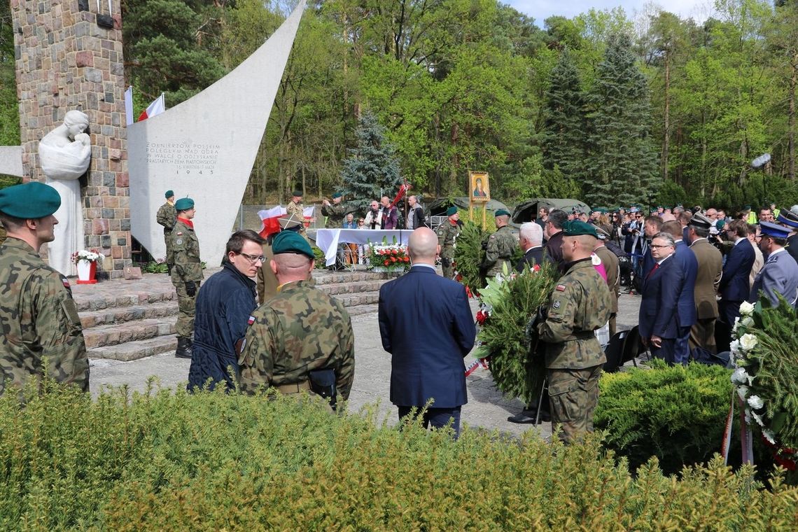 Kto jeszcze obchodzi rocznice forsowania Odry i składa kwiaty Kto jeszcze obchodzi rocznice forsowania Odry i składa kwiaty