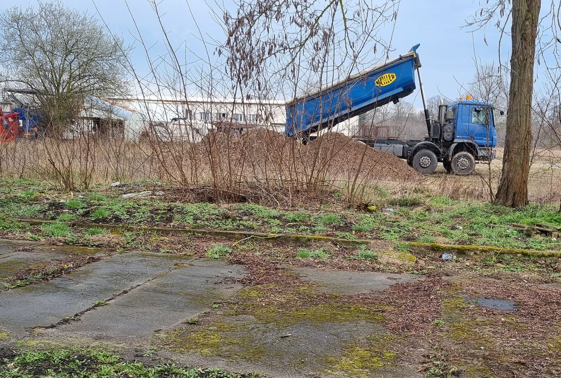 Kto na gminną działkę zwozi odpady budowlane wraz ze śmieciami? - pyta mieszkaniec