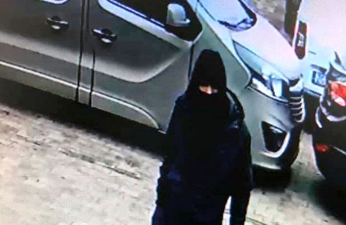 Kto rozpoznaje tego mężczyznę? Zamaskowany dokonał włamania z kradzieżą 