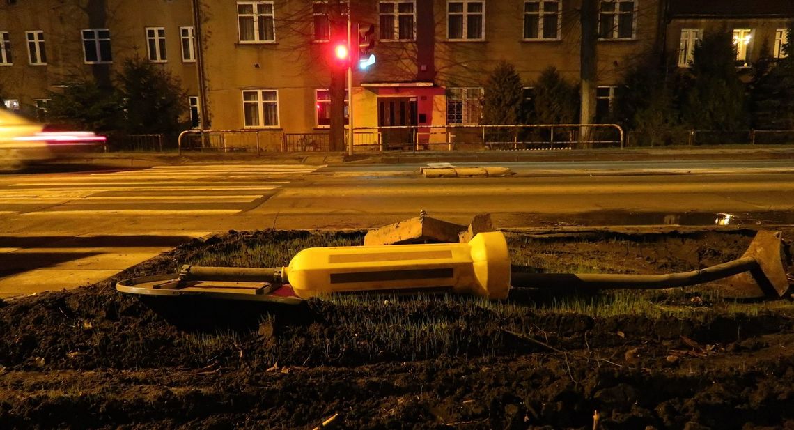 Kto rozwalił słupki drogowe? Policja prosi o pomoc w ustaleniu sprawcy Kto rozwalił słupki drogowe? Policja prosi o pomoc w ustaleniu sprawcy