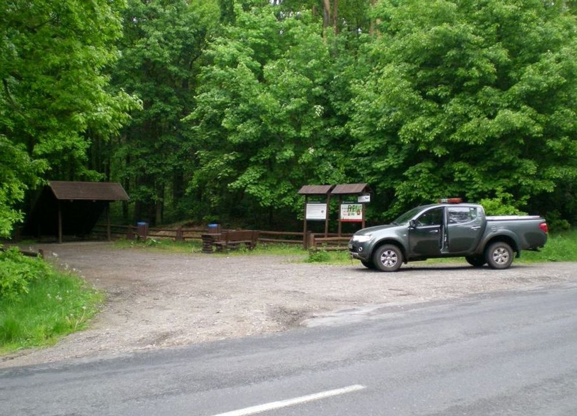 Kto ukradł ławki z parkingu. Pomóż schwytać złodziei Kto ukradł ławki z parkingu. Pomóż schwytać złodziei