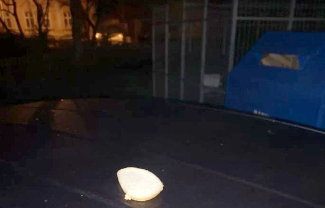 Kto wyrzuca chleb przez okno?! Kromki na dachach aut i na chodniku Kto wyrzuca chleb przez okno?! Kromki na dachach aut i na chodniku