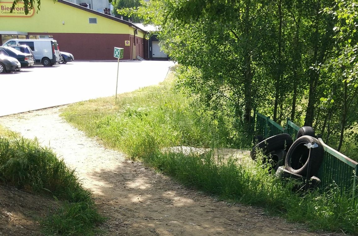 Kto wyrzucił opony?! - pyta zbulwersowany czytelnik Kto wyrzucił opony?! - pyta zbulwersowany czytelnik